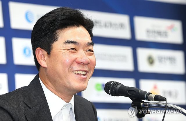 승격 소감 밝히는 윤정환 감독