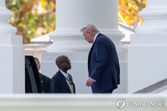 31일(현지시간) 백악관 나서는 트럼프 