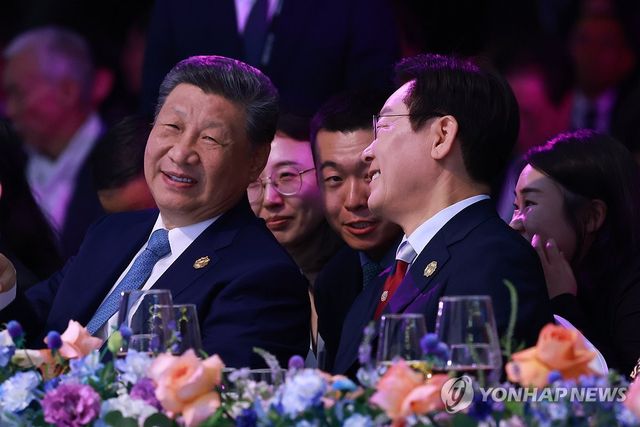 대화 나누는 이재명 대통령과 시진핑 중국 국가주석