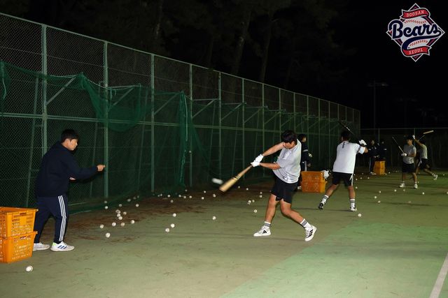 마무리 캠프에서 야간 훈련하는 두산 베어스 선수들