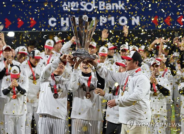 트로피 든 LG 트윈스