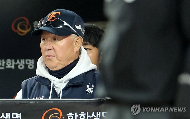 경기 지켜보는 김경문 감독