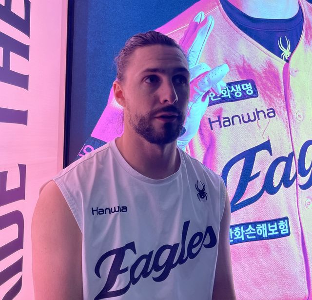 KS 5차전을 앞두고 취재진과 인터뷰하는 한화 라이언 와이스