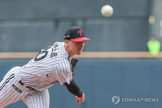 1차전 승리 견인한 LG 톨허스트