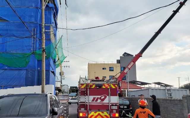 크레인이 전신주 고압선 건드려 제주 1천100여 가구 정전 피해