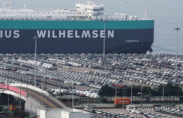 경기도 평택항에 세워진 수출용 자동차