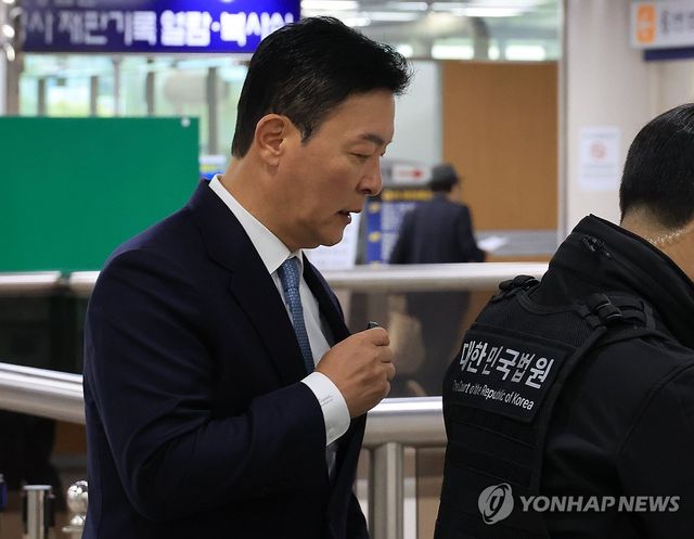 법정 들어서는 김성훈 전 대통령 경호처 차장