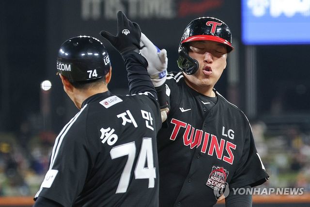 김현수 적시타로 추가점 얻어낸 LG