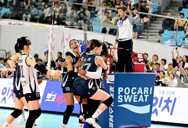 홈 개막전 승리 후 환호하는 한국도로공사 선수들 