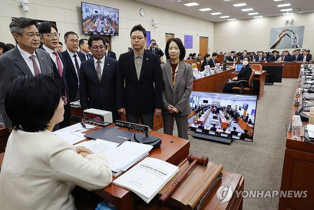 최민희 위원장에 사퇴요구하는 국민의힘