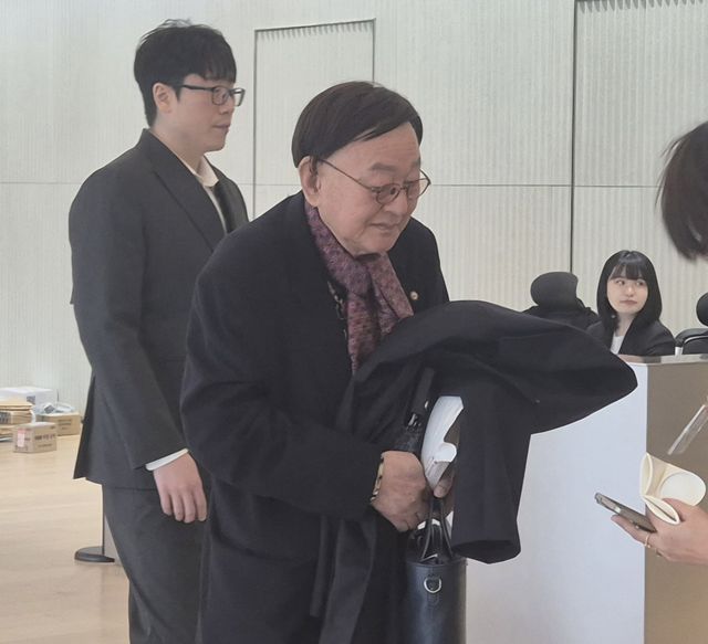 민중기 특별검사팀 사무실 앞에 도착한 사업가 김충식씨