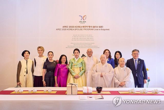 김혜경 여사, APEC 정상 배우자들과 불국사 방문