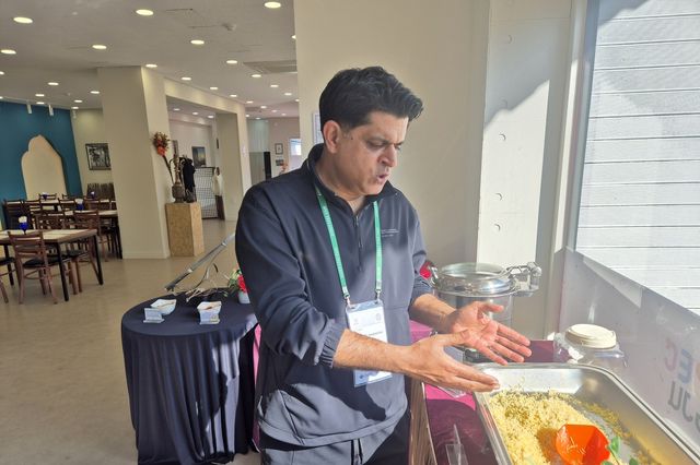 할랄음식 소개하는 대표