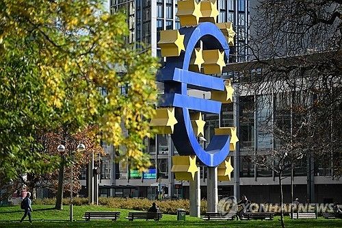 독일 프랑크푸르트에 있는 유로화 상징 조형물 [AFP 연합뉴스 자료사진. 재판매 및 DB 금지] 