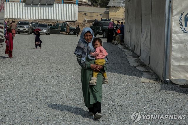 아프간 수도 카불서 식량배급 기다리는 사람들