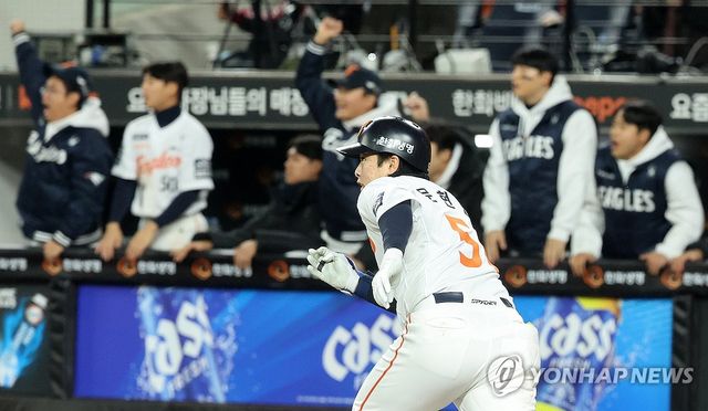 1루로 뛰어가는 문현빈