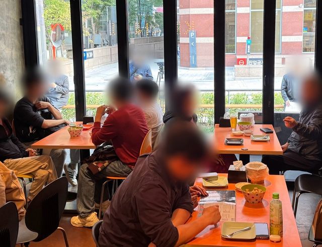 깐부치킨 삼성점에서 치킨 기다리는 손님들