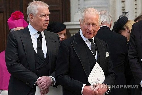 앤드루 왕자(왼쪽)와 찰스 3세 영국 국왕