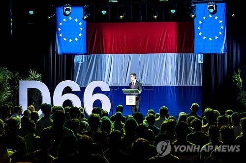 네덜란드 삼색기를 배경으로 총선 선거운동을 펼치는 롭 예턴 D66 대표 [AFP=연합뉴스] 