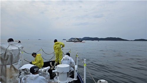 기름 유출 방제하는 해경