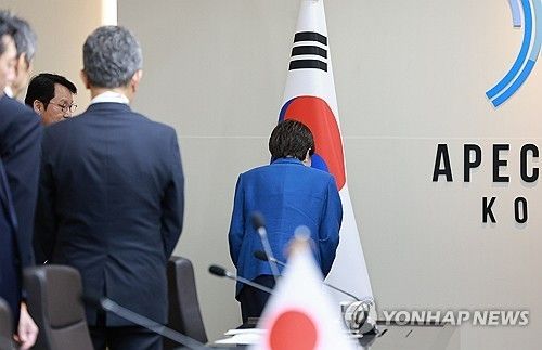 태극기에 예를 표하는 일본 총리