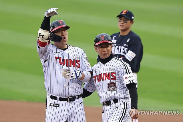 한국시리즈 1차전에서 안타를 친 후 농구 슈팅 세리머니를 하는 LG 김현수.