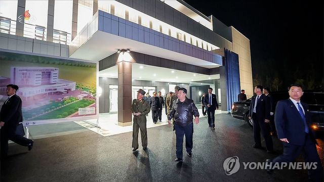 김정은, 완공 앞둔 강동군병원 시찰