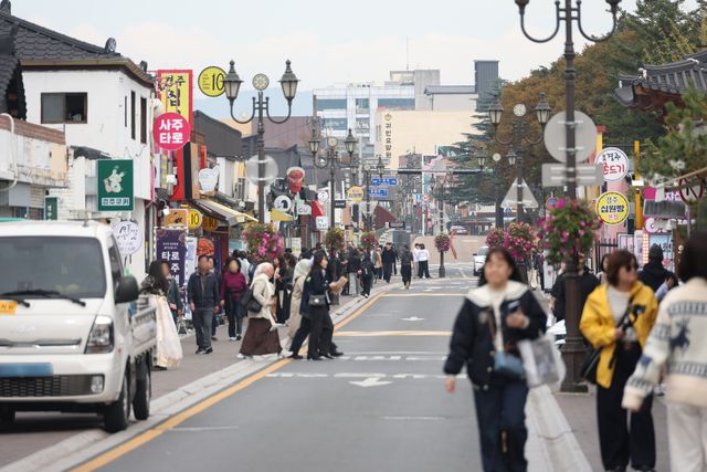 관광객 발길 이어지는 황리단길