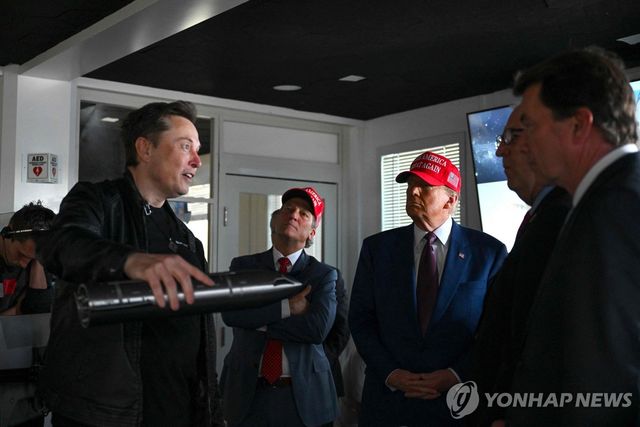 지난해 11월 우주선 스타십 발사현장에 동행한 일론 머스크와 트럼프 대통령