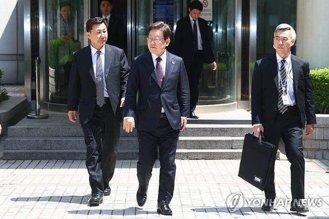 법원 나서는 이재명 후보