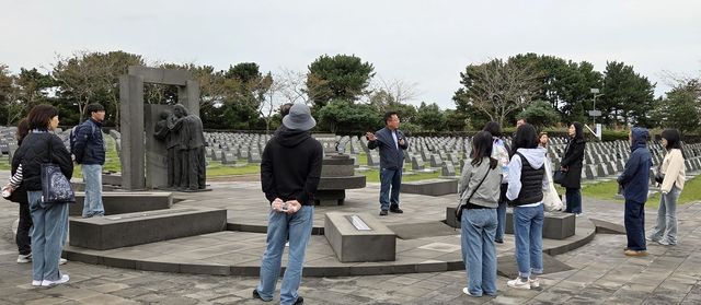 제주4·3평화공원 찾은 경남도교육청 교직원들