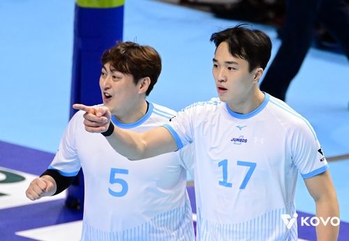 상무 제대 후 복귀전에 나선 대한항공의 임동혁(17번)