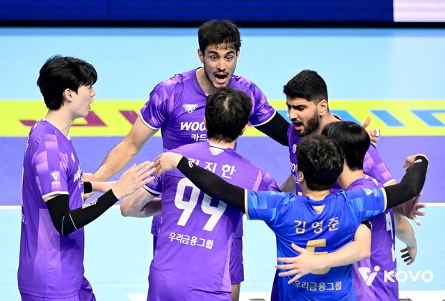 득점 후 기뻐하는 우리카드 선수들