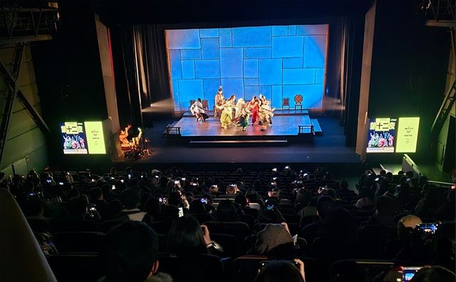 '십이야' 공연 커튼콜 촬영하는 중국 관객들