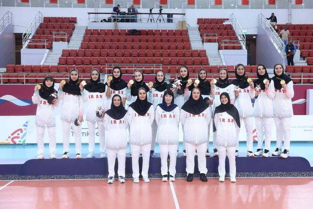 바레인 아시아청소년대회서 우승한 이란 여자배구 U-18 대표팀과 이도희 감독