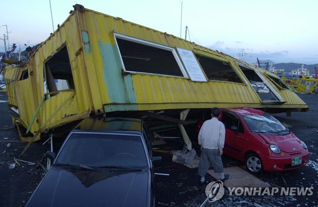 태풍 매미 강풍에 날아간 대형 컨테이너