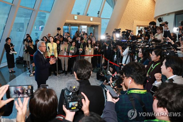 취재진 질문에 답하는 젠슨 황