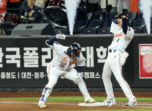 환호하는 문현빈