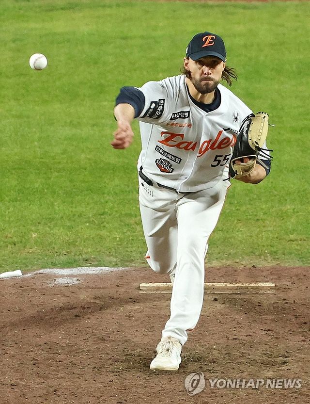 8회 마운드에 오른 와이스