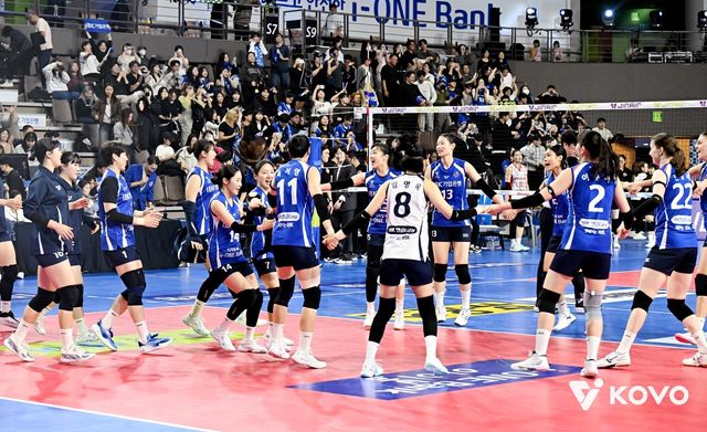 승리에 기뻐하는 IBK기업은행 선수들