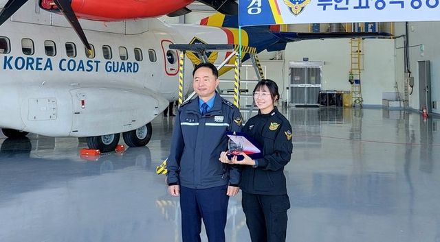 기장 승급 축하하는 이명준 서해해경청장 