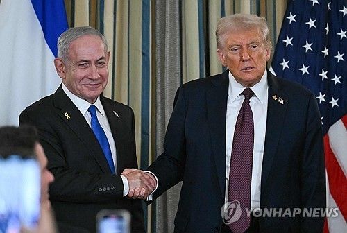 하마스 압박하는 도널드 트럼프 미국 대통령과 베냐민 네타냐후 이스라엘 총리 [AFP 연합뉴스 자료사진. 재판매 및 DB 금지] 