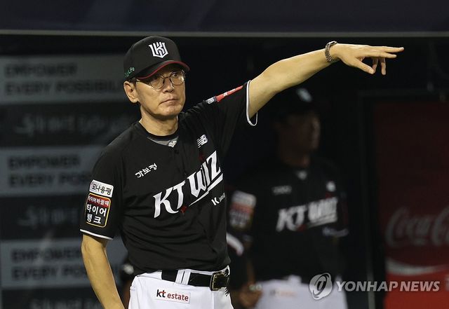 지시하는 이강철 감독