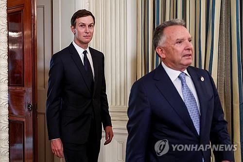 트럼프 사위 쿠슈너(왼쪽)와 위트코프 중동특사