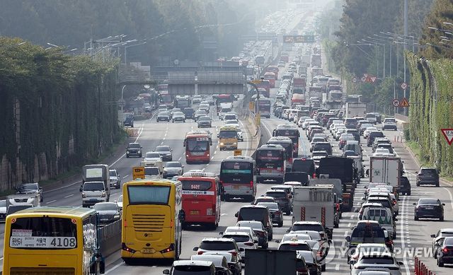 연휴 앞두고 경부고속도로 정체