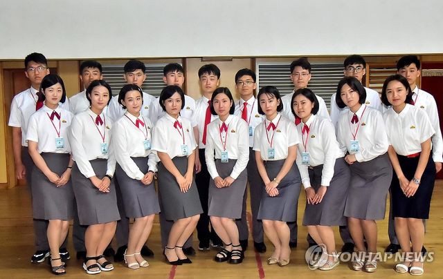 다국어 경연서 우승한 평양의학대학 학생들