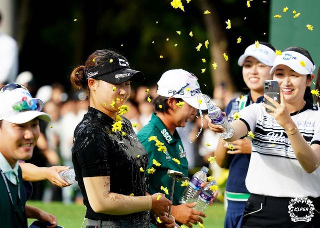 축하 꽃잎 세례를 받는 김민솔.