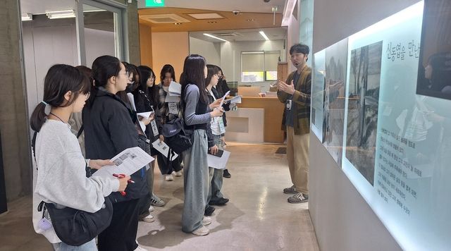 현장체험학습하는 학생들