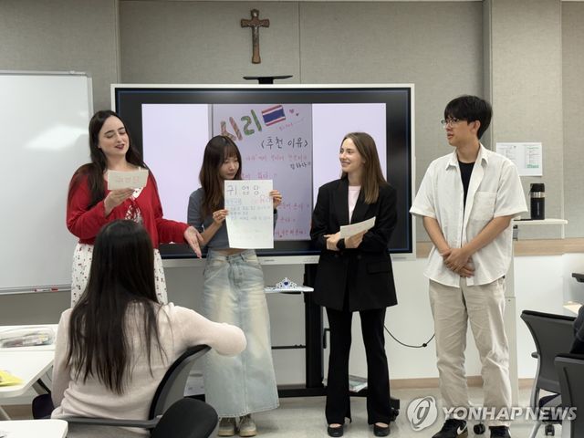 후보 지지 연설에 나선 외국인 학생들