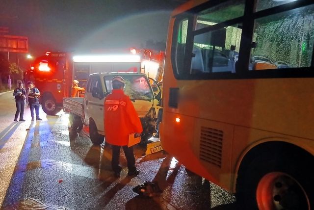 트럭-시내버스 충돌